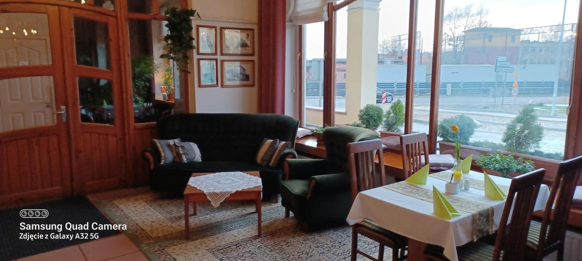 Wielkopolanka Pokoje Goscinne I Restauracja Chodzież エクステリア 写真